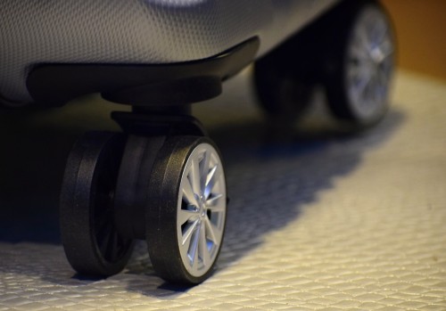 Kufr s dvojitými otočnými kolečky